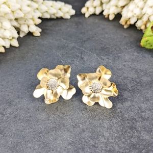 🦋LAST🦋 NWT Lovoda 10k Gold-Plated Flower Statement Studs